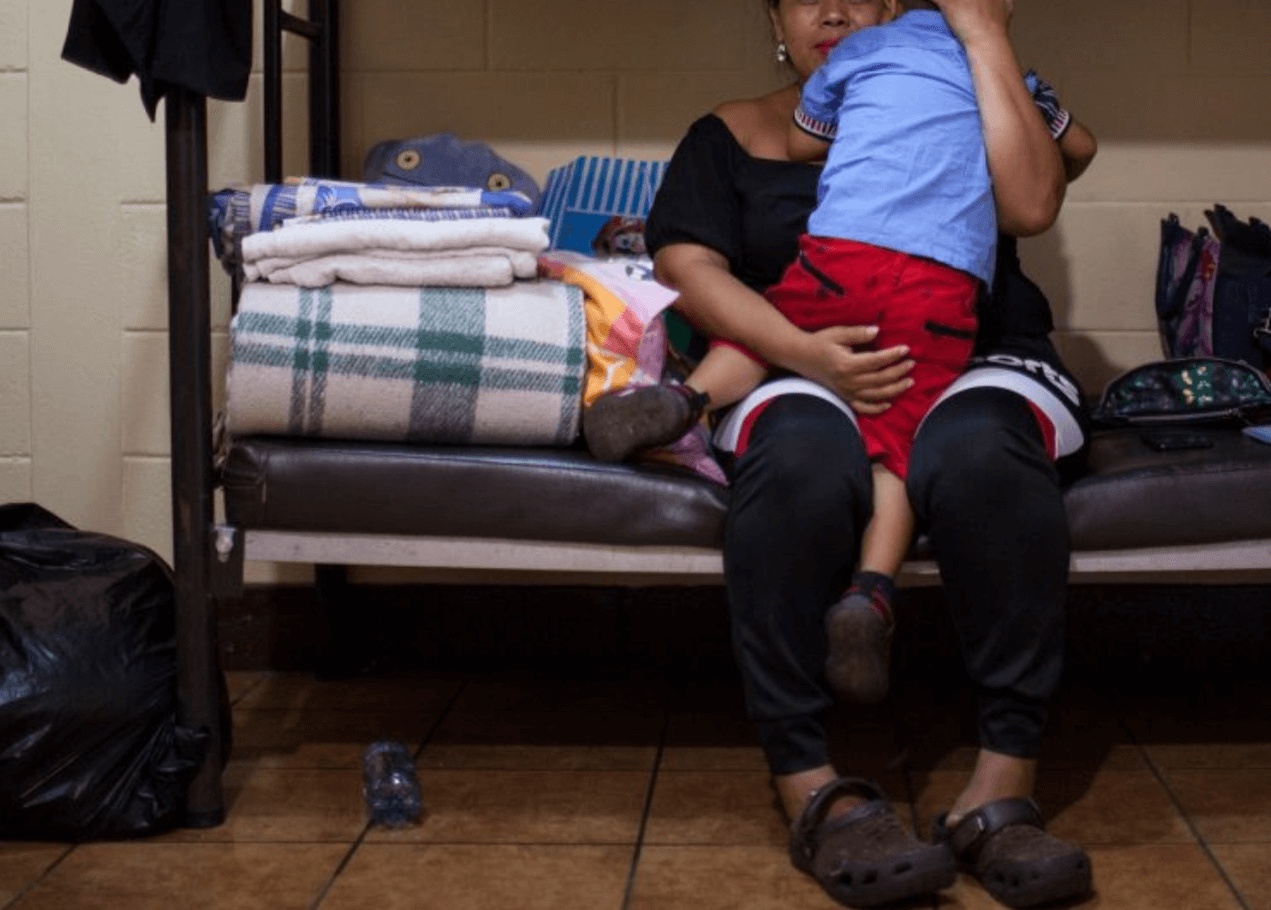  Mujer migrante no identificada, abraza a su pequeño hijo. Foto: Care Guatemala. 